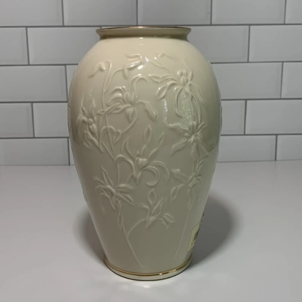 Lenox vintage white ceramic iris Masterpiece Small Vase.‎  24kt gold trim. NIB